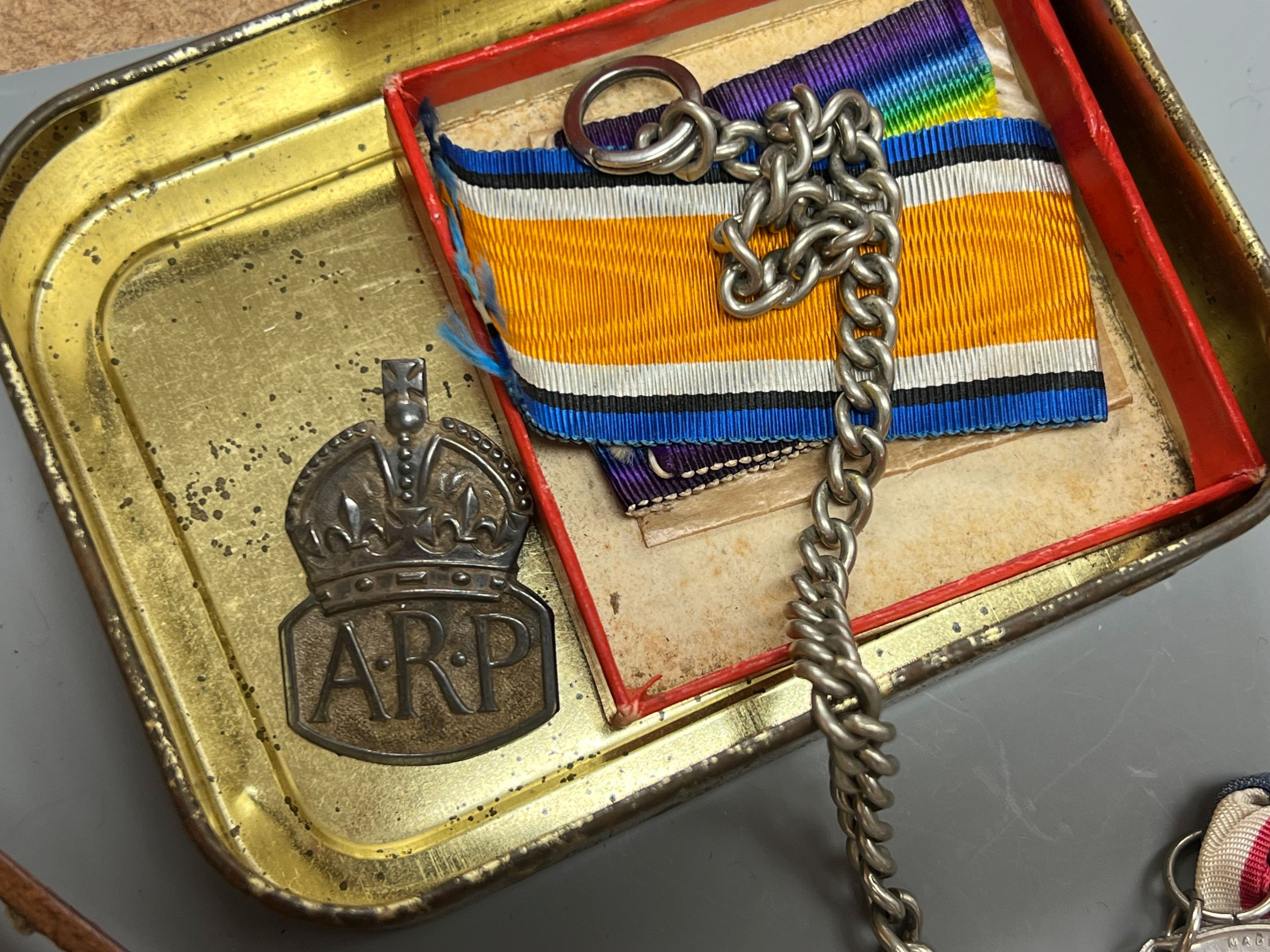 A QEII GSM with Arabian Peninsula clasp, WWI ARP group and WWI pair